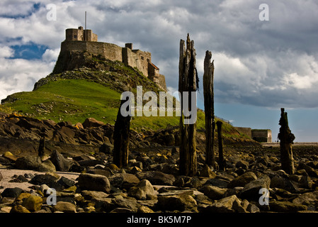 Holy Island liegt an der NE Küste Englands in Northumbria und nennt dieses wunderschöne Schloss Lindisfarne auf einem Felsvorsprung Stockfoto