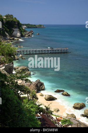 Blick auf den Ozean mit Spa On the Rocks im Ayana Resort and Spa, Bali, Indonesien, Südostasien, Asien Stockfoto