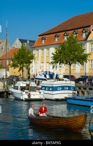 Zwei Männer und ein Boot Christianshavns Kanal Kanal Christianshavn Bezirk Kopenhagen-Dänemark-Europa Stockfoto