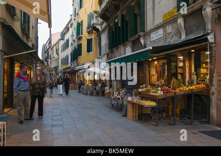 Grüne Lebensmittelhändler Shop in Calle dei Boteri, San Polo, Venedig, Veneto, Italien, Europa Stockfoto