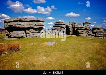 Granitfelsen auf ein Tor auf Dartmoor, Devon, England. Stockfoto