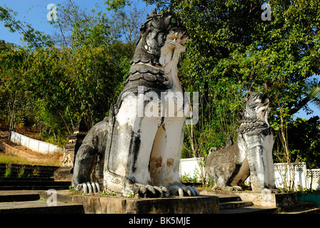 Löwen-Statue im Wat Phra Non-Tempel in Mae Hong Son, Thailand, Südostasien Stockfoto