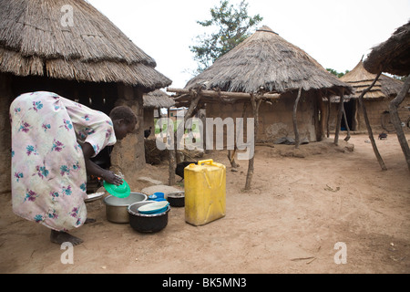 Eine Frau beim Abwasch in Acowa Refugee Camp - Amuria District, Teso Subregion, Uganda, Ostafrika Stockfoto