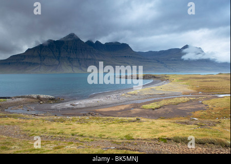 Mount Bulandstindur, 1069m, Pyramide geformt Stapel von Basalt Schichten im Osten Fjorde, Island, Berufjordur, Polarregionen Stockfoto