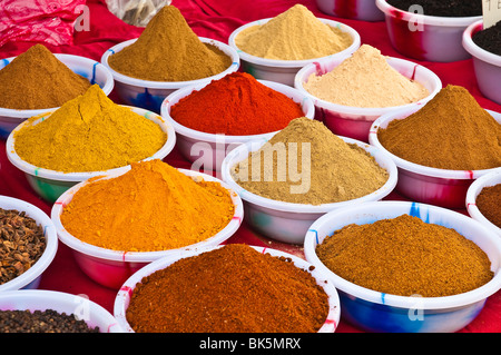 Bunte indische Gewürze am Flohmarkt von Anjuna, Goa Stockfoto