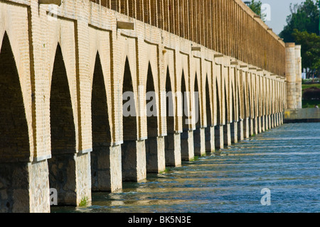 Si-o-Se-Brücke oder Brücke der 33 Bögen in Esfahan Iran Stockfoto