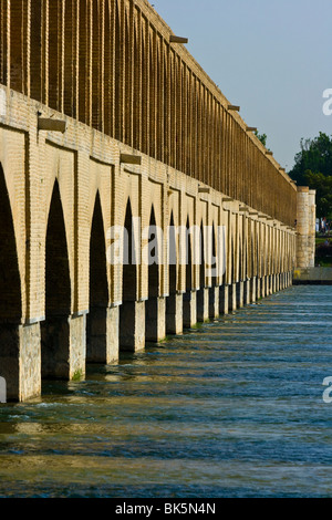 Si-o-Se-Brücke oder Brücke der 33 Bögen in Esfahan Iran Stockfoto