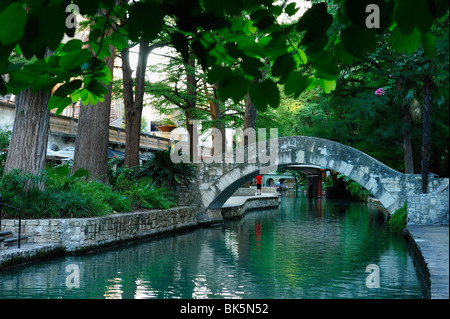 Kleine Steinbrücke über den Riverwalk in San Antonio, Texas. Stockfoto