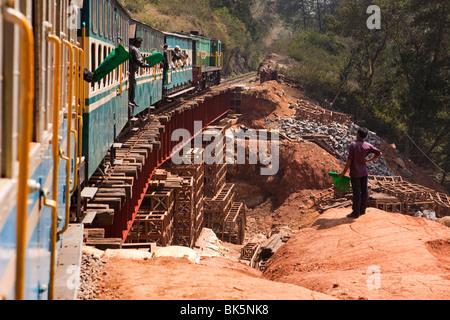 Indien, Tamil Nadu, Udhagamandalam (Ooty), Nilgiri Mountain Railway rack Zug über temporäre Brücke über beschädigte Spur Stockfoto