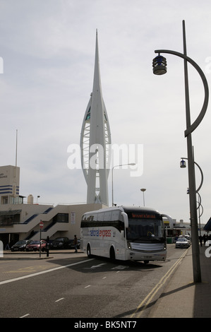 National Expressbus verlassen des harten Portsmouth Bus & Bahnhofs mit dem Millennium Spinnaker Tower im Hintergrund Stockfoto