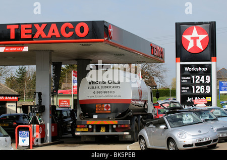 Hohen Preis Zeichen außerhalb einer Tankstelle in Newport Isle Of Wight südlichen England UK Öl-Tanker-LKW machen eine Lieferung Stockfoto