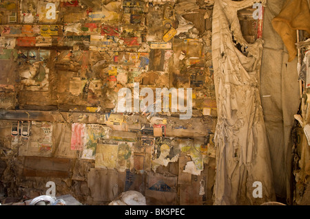 Wand Innenkabine Burro Schmidt zeigt alte Zeitschriften und Zeitungen, die zur Isolation verwendet wurden Stockfoto