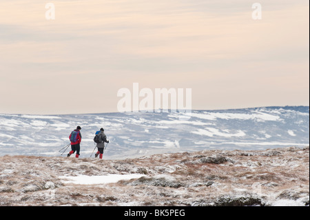 Wanderer auf Bleaklow, Peak District, Derbyshire, UK Stockfoto