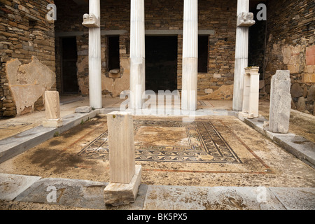 Archäologische Restaurierung auf Insel von Delos, Griechenland, wo die gesamte Insel archäologische Stätte ist. Stockfoto