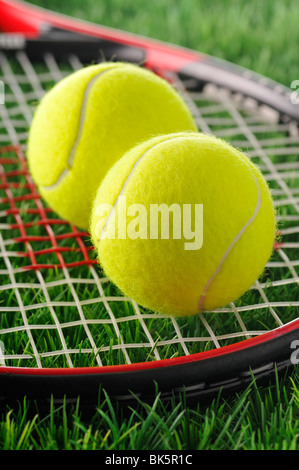 Tennisbälle und Tennisschläger Stockfoto