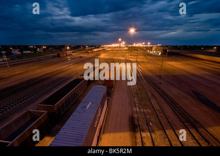 Den östlichen Eingang Bailey Railway Yard bei North Platte, Nebraska, in der Dämmerung. Die weltweit größte Rangierbahnhof Klassifizierung Stockfoto