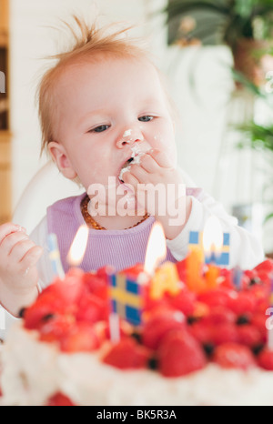 Baby Mädchen essen Kuchen Stockfoto