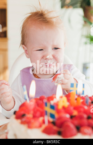 Baby Mädchen essen Kuchen Stockfoto