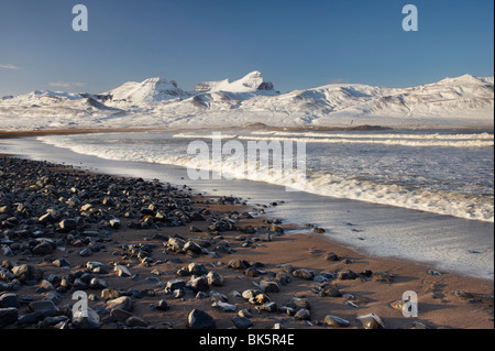 Strand von Brot in der Nähe von Bakkagerdi in Borgarfjordur Eystri Fjord, Mount Dyrfjoll im Hintergrund, Osten Fjorde, Island Stockfoto