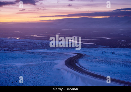 Straße 94, Largarfjlot-Tal nördlich von Egilsstadir, bei Sonnenuntergang, Osten Fjorde, Island, Polarregionen Stockfoto