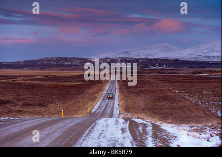 Straße 94, Largarfjlot-Tal nördlich von Egilsstadir, bei Sonnenuntergang, Osten Fjorde, Island, Polarregionen Stockfoto