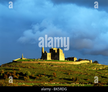 Mittelalterlichen Kathedrale, runden Turm und Cormac es Kapelle sitzen auf der Rock of Cashel, County Tipperary, Irland. Sonnenuntergang nach dem Regen. Stockfoto