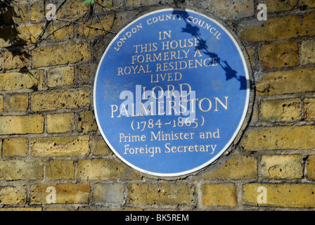 Blaue Plakette markiert die ehemalige Residenz des Lord Palmerston in Piccadilly, London, England Stockfoto