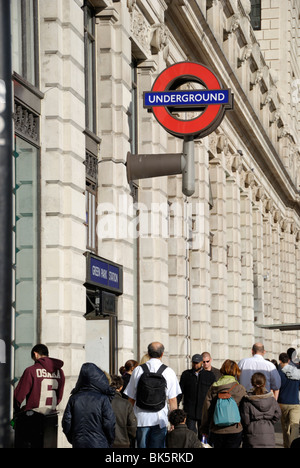 Fußgänger, die vorbei Green Park u-Bahnstation in London Stockfoto