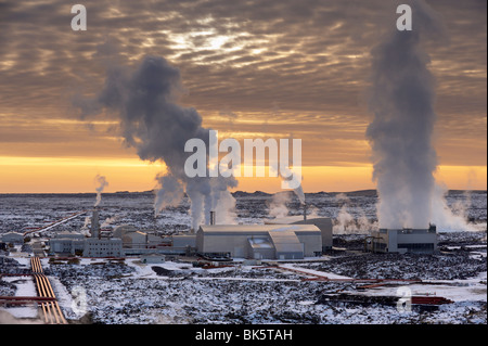 Geothermische Kraftwerk Svartsengi (blaue Lagune) bei Sonnenuntergang, Grindavik, Halbinsel Reykjanes, Island, Polarregionen Stockfoto