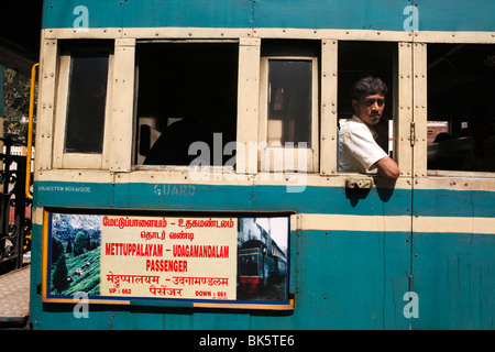 Indien, Tamil Nadu, Coonor Station Nilgiri Mountain Railway, indische Touristen saßen auf dem Zug Stockfoto