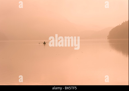 Boot auf See Fuschlsee, Salzkammergut, Salzburg, Österreich Stockfoto