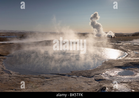 Der große Geysir Geysir, jetzt ruhende (2008), mit aktiver Strokkur Geysir ausbrechen in der Ferne, Geysir, Island Stockfoto