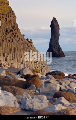 Säulenförmigen Basaltfelsen und Reynisdrangar Meer Stapeln stehen im Meer, in der Nähe von Vik, South Island, Island, Polarregionen Stockfoto