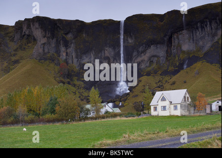 Bauernhof und Wasserfall (Foss eine Sidu), am Dverghamrar, östlich von Kirkjubaejarklaustur, Island, South Island, Polarregionen Stockfoto