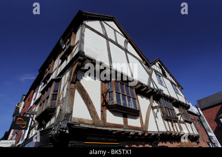 Set gegen einen wunderschönen reichen blauen Himmel ist dieses wunderbare Holz eingerahmt, schwarzen und weißen Gebäude im Mardol, Shrewsbury. Stockfoto