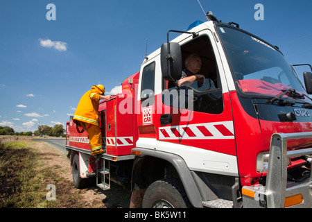 CFA Feuerwehrleute bekämpfen Brandfall am Straßenrand in der Nähe von Shepperton, Victoria, Australien. Stockfoto