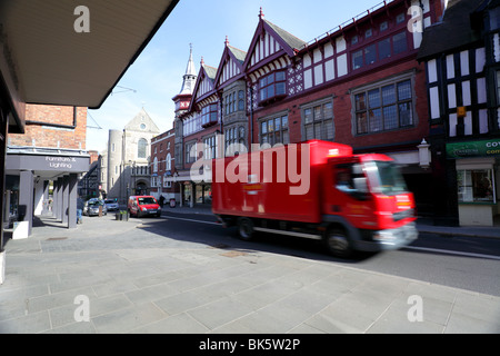 Postamt Fahrzeuge Reisen entlang der Castle Street in Shrewsbury, feine Holz gerahmt Gebäude Form eine schöne Kulisse. Stockfoto