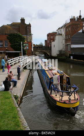 Frau, die Lenkung eine Canalboat auf der Kennet und Avon Kanal an der Newbury Berkshire in England Stockfoto