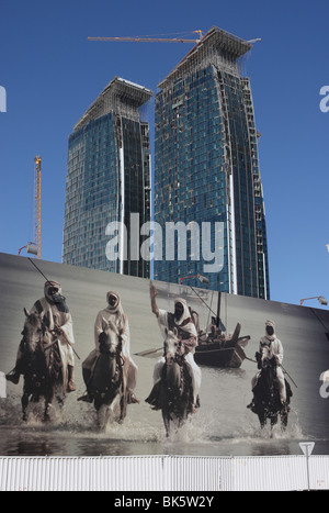 Gebäude-Bauzaun mit einem Beduinen-Motiv auf einem Hochhaus Baustelle im Stadtteil West Bay, Doha Stockfoto