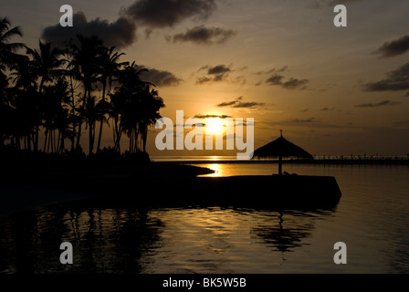 Sonnenaufgang auf Olhuveli Beach and Spa Resort, Malediven Stockfoto