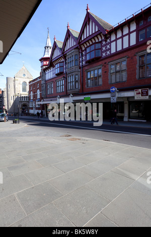 Ein schöner Frühlingstag badet Castle Street in Shrewsbury im warmen Sonnenschein, halbe Fachwerkhaus Gebäude an der Südseite der Straße. Stockfoto