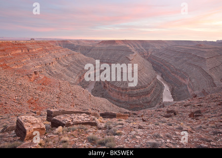 Schwanenhälse bei Sonnenuntergang, Goosenecks State Park, Utah, Vereinigte Staaten von Amerika, Nordamerika Stockfoto
