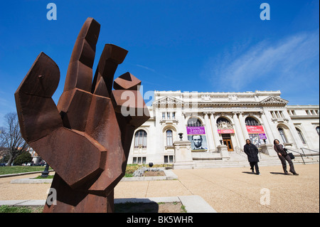 Hand Skulptur vor Public Library, Washington D.C., Vereinigte Staaten von Amerika, Nordamerika Stockfoto