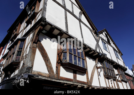 Abgewinkelte vertikalen Aspekt eine undatiert schwarz-weiß Holz gerahmt Gebäude in Mardol, Shrewsbury, Shropshire, England. Stockfoto