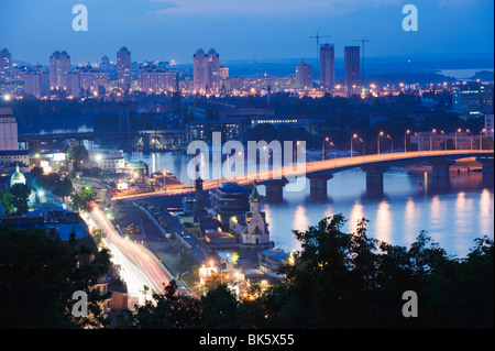 Lichter beleuchten Stadtteil Podil und Dnjepr-Gebiet bei Nacht, Kiew, Ukraine, Europa Stockfoto