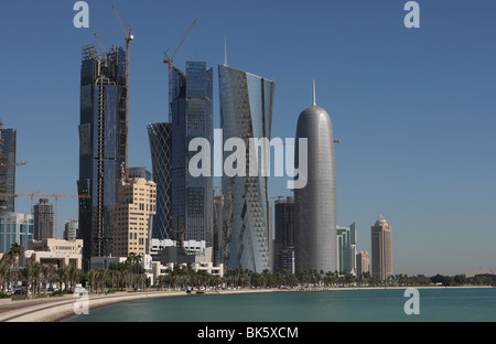 Blick von der Corniche die Hochhaus-Skyline, WestBay Bezirk in Doha, Katar. Stockfoto