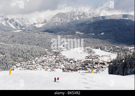 Skifahrer auf einer Piste oberhalb Dorf Seefeld, Seefeld, Tirol, Österreich, Europa Stockfoto