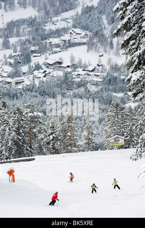 Skifahrer auf der Piste oberhalb Dorf Seefeld, Seefeld, Tirol, Österreich, Europa Stockfoto