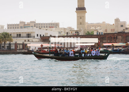 Abra-Wasser-taxi crossing The Creek zwischen Dur Dubai und Deira, Dubai, Vereinigte Arabische Emirate, Naher Osten Stockfoto