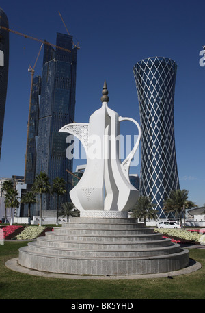 Innovative, moderne Architektur, Kaffee-Topf-Skulptur auf einem Kreisverkehr vor Baustellen in Doha, Katar Stockfoto